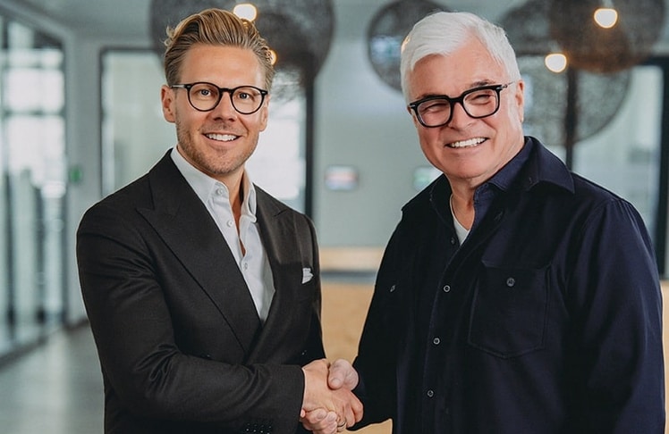 Stephan Kemen, CEO von Mäurer & Wirtz, und Guido Schmitt, CEO von Parfumlovers Cologne, besiegeln die strategische Allianz.