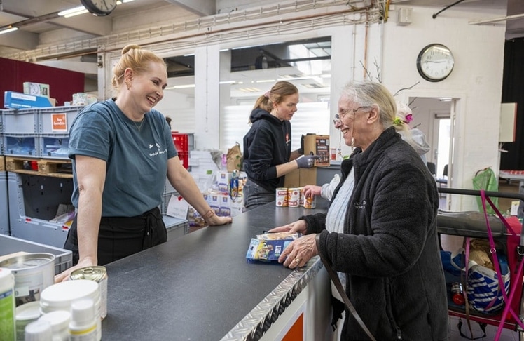 Kara Schott (links) aus Hamburg ist eine der fünf diesjährigen Gewinnerinnen der Goldenen Bild der Frau, womit sie für ihr Engagement in der Tiertafel Hamburg geehrt wird