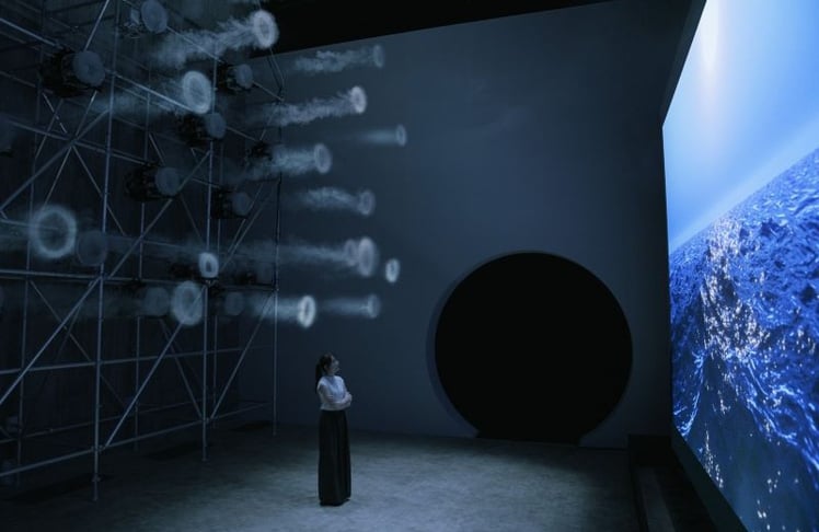 Die Arbeit "Passage of Ra" (2024) zählt zu den bekanntesten Installationen des Künstlerduos A.A.Murakami. Auf der Art Basel 2026 präsentiert das Duo gemeinsam mit BMW die neue Installation "SYMBIOSIS".