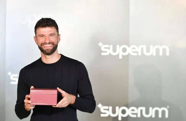 Markenbotschafter Thomas Müller: Der Fußball-Profi setzt als neues Gesicht von "superum“ auf ganzheitliches Vitalitätsmanagement und tägliche Leistungsoptimierung.