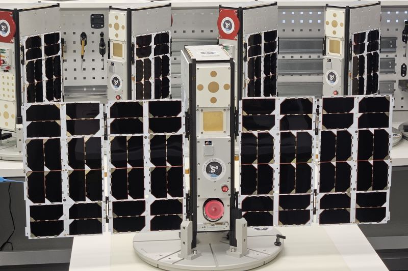 Die CuBy-Kleinstsatelliten mit ausgeklappten Solarpaneelen. Sie wurden gemeinsam mit dem Zentrum für Telematik, der Smart Small Satellite Systems GmbH und der Technischen Universität München entwickelt. © Roberto Lepore/Wikimedia