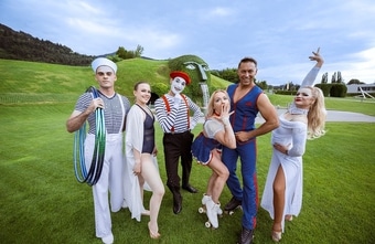 Swarovski Kristallwelten: Roncalli realisiert französisches Zirkusfestival