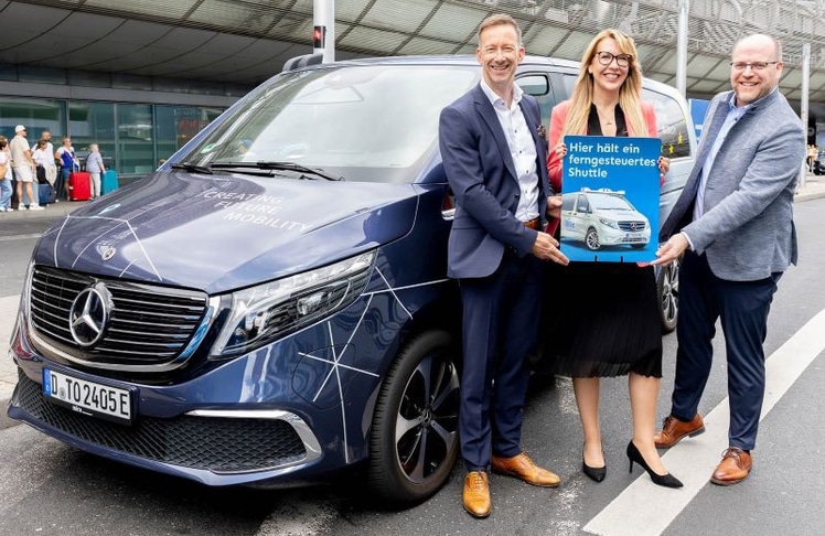 Teleoperierte Shuttle-Fahrzeuge werden am Flughafen Düsseldorf zwischen Flughafenbahnhof und Terminal getestet. Hinter dem Pilotprojekt stehen Rheinmetall, Rheinbahn und der Flughafen.