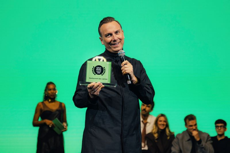 Sternekoch Tim Raue übernimmt bei den Uber Eats Awards 2026 zum dritten Mal in Folge den Juryvorsitz und entscheidet gemeinsam mit der Expertenjury über das "Restaurant des Jahres". © Uber Eats