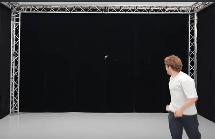 Genau hinsehen: Mittig macht eine Motte am Dienstag, 14. Juli 2026 unliebsame Bekanntschaft mit einer Tornyol-Drohne - der erste Luft-zu-Luft-Erfolg dieser Art für das Pariser Startup