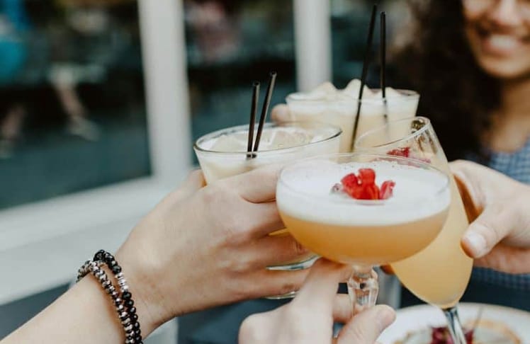 Cocktails gehören besonders bei der Gen Z zu den beliebtesten alkoholischen Getränken. Gleichzeitig trinken Babyboomer laut IWSR-Studie seltener und weniger.