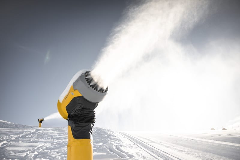 Schneekanone im Einsatz (Bild: TechnoAlpin)
