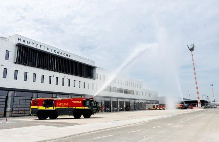 Die neue Hauptfeuerwache des Flughafens Düsseldorf wurde mit einer Wasserfontäne aus zwei Panther-Löschfahrzeugen offiziell eingeweiht. Nach Angaben des Airports zählt die Anlage zu den modernsten Feuerwachen Europas.