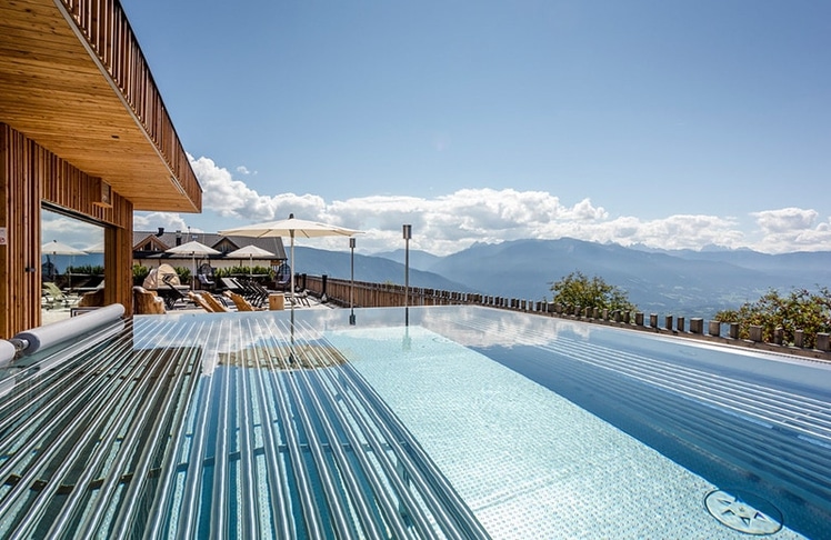 Weit oben: Im Wellness-Spa vom Tratterhof Mountain Sky Hotel wird einem gewahr, warum so viele Besucher Südtirol als Sehnsuchsort beschreiben. © Günter Standl