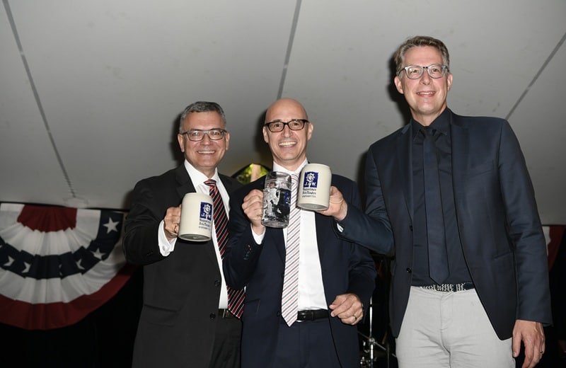 Florian Herrmann, James Miller und Markus Blume heben die Tassen zu Ehren der USA (Bild: Brauer Photos / Sabine Brauer)