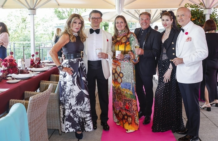 v.l.n.r.: Birgitt Nilsson (Stiftung Semperoper), Tassilo Spieler (Meissen), Gastgeberin Sibylla Abenteuer (Rabenwirt Pullach), Sänger Patrick Lindner sowie Clara und Prof. Peter Löw beim Kulturabend „Deutsche Ikonen“ von Meissen und dem Rabenwirt in Kooperation mit Steinway & Sons am 1. Juli 2026 im Rabenwirt Pullach bei München. Alle weiteren Bilder sehen Sie am Ende des Artikels.