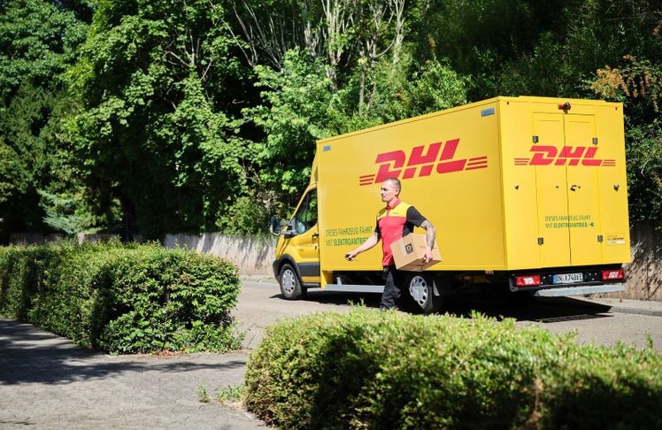 DHL erweitert den Bezahlservice: Nachnahme- sowie Zoll- und Nachentgelte können künftig bei der Zustellung per Karte oder Smartphone bezahlt werden.
