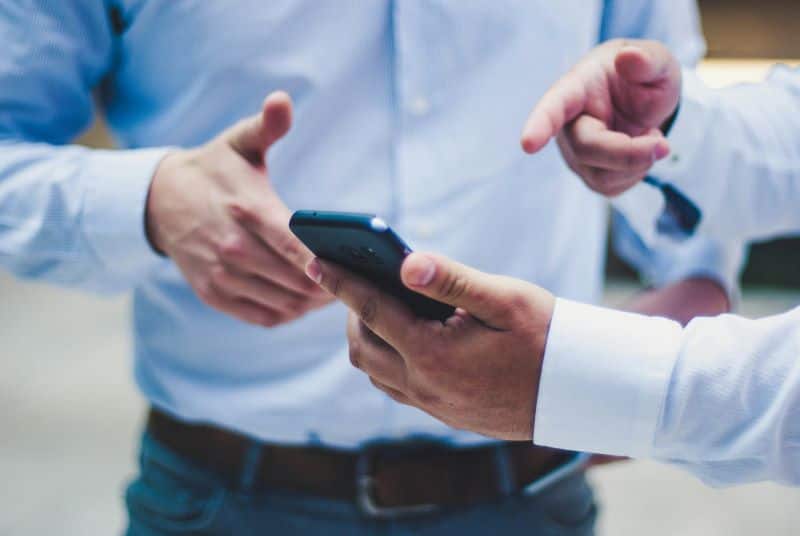 Mobile Anwendungen gewinnen im B2B-Handel an Bedeutung und ermöglichen den Zugriff auf Bestellungen, Produktdaten und digitale Kundenportale – auch unterwegs. © Luis Villasmil/Unsplash