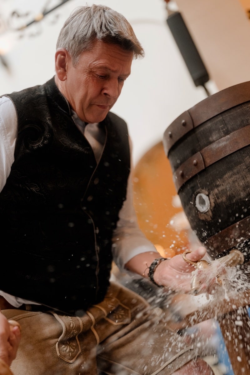 Gastgeber Peter Reichert zapft an (Bild: Monacoshots)