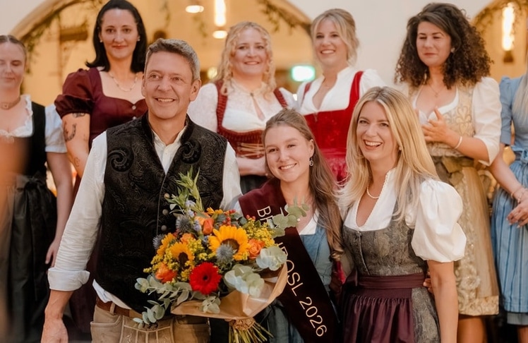 Die neue Bräurosl Sarah Marx am Dienstag, 21. Juli 2026 zwischen Peter und Franziska Reichert im Donisl, München
