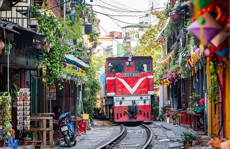 Berühmt geworden durch Instagram: In der schmalen Train Street in Hanoi fährt der Zug extrem nah an Cafés und Geschäften vorbei.