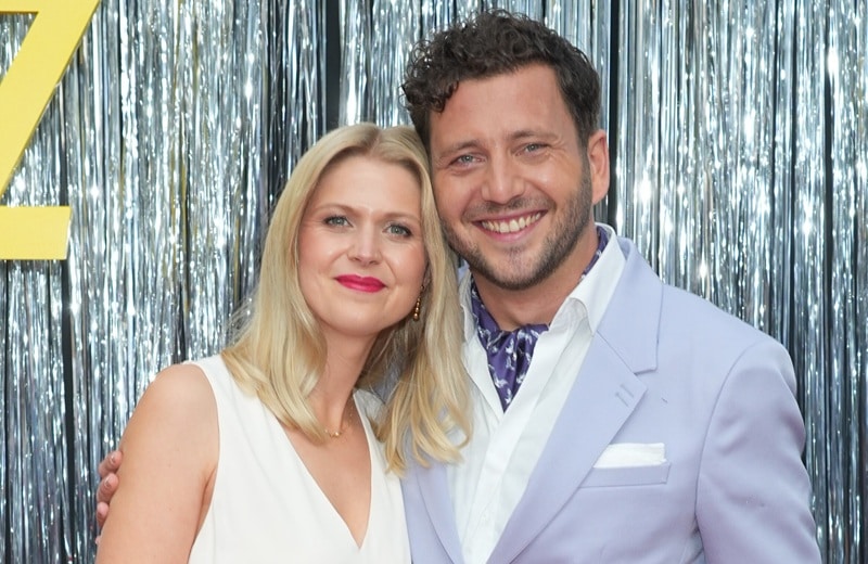 Grünen-Politiker zwischen Medienpersönlichkeiten: Felix Banaszak und Charlotte Obermeier (Bild: Brauer Photos / J. Harrell)