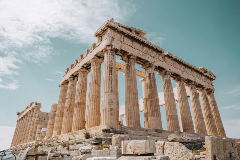Der Parthenon auf der Akropolis in Athen zählt zu den bedeutendsten Wahrzeichen Griechenlands. Das antike Bauwerk steht für das kulturelle Erbe des Landes, das im Ranking der schönsten Länder der Welt 2026 den ersten Platz belegt. © Spencer Davis/Unsplash