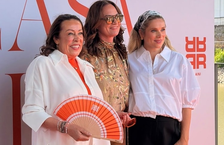 Die Gastgeberinnen Martina Buckenmaier und Mona Buckenmaier begrüßten Schauspielerin Natalia Wörner bei der Premiere von CASA RIANI.