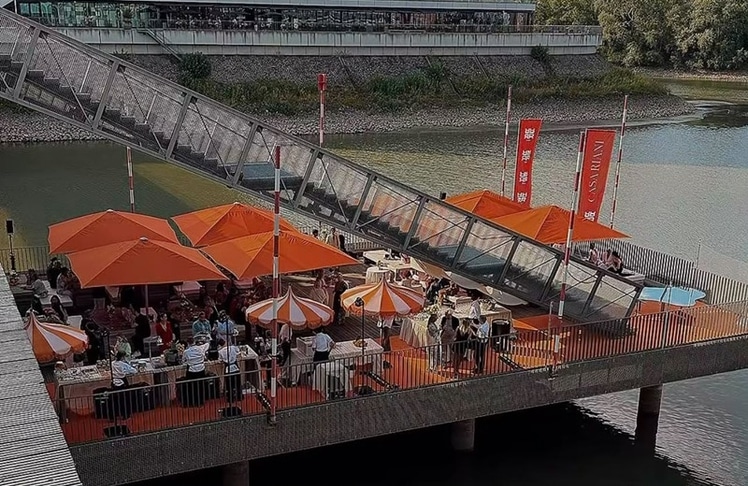 Das Lido am Düsseldorfer Hafen wurde für die Premiere von CASA RIANI in eine moderne italienische Piazza verwandelt. Foto: RIANI