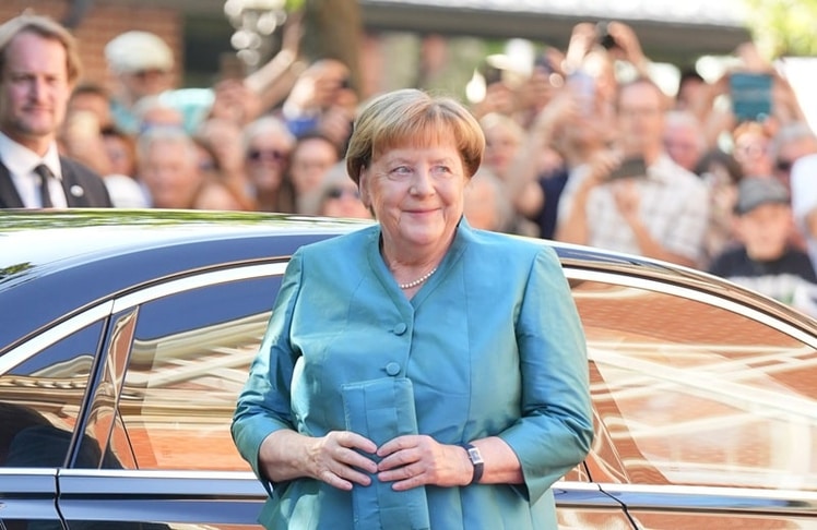 Die Definition eines Stammgasts: Angela Merkel - hier am Samstag, 25. Juli 2026 bei ihrer Ankunft auf dem Roten Teppich in Bayreuth - hat bereits mehr als 30 Festspiele miterlebt