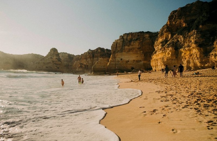 Faro an der Algarve führt das Holidu-Ranking der gesundheitsfreundlichsten Reiseziele Europas an. Sonne, Natur und Küstenlandschaft prägen die Region.