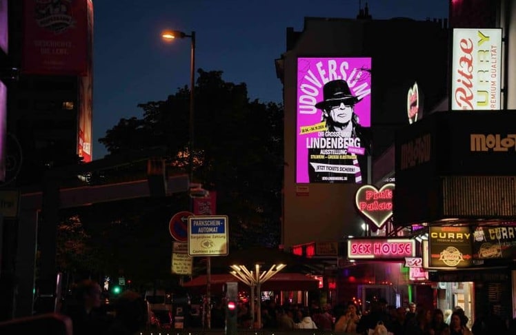 Digitale Außenwerbung mit hoher Leuchtkraft: Ein beleuchtetes DOOH-Großformat von PoolOne Giant Media bei Nacht auf der Hamburger Reeperbahn.