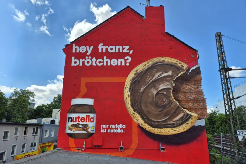 Maximale Aufmerksamkeit im urbanen Raum: Großflächige Nutella-Kampagne auf einem Riesenposter von PoolOne zur Stärkung der Markenpräsenz. © PoolOne Giant Media