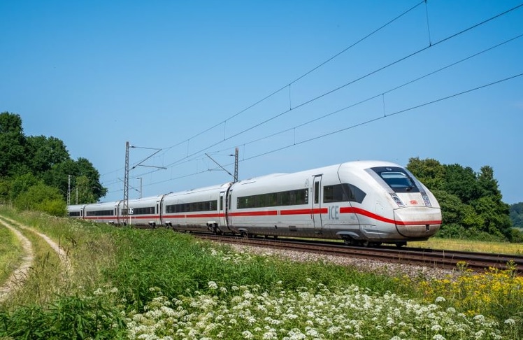 Ein ICE der Deutschen Bahn auf freier Strecke. DB InfraGO führt eine neue Hitzeregel ein, um den Bahnverkehr bei extremen Temperaturen zuverlässiger zu gestalten.