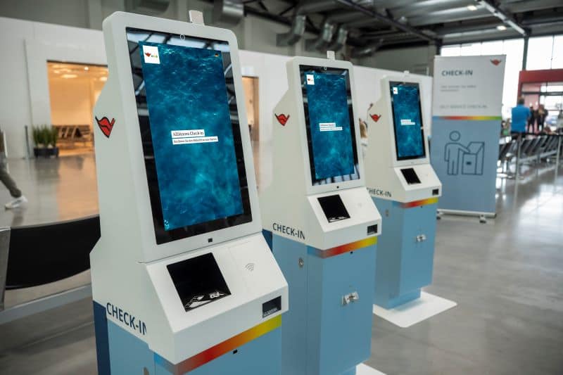 Die Self-Check-in-Terminals wurden im Rahmen des Pilotprojekts für die Anforderungen der Kreuzfahrt entwickelt und an die schiffseitigen Systeme angebunden. © AIDA Cruises