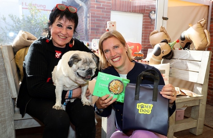 Uschi Ackermann, Geburtstagskind Willy und Tierärztin Hanna Katrin Holster am Montag, 27. Juli im Cafe Wien auf Sylt