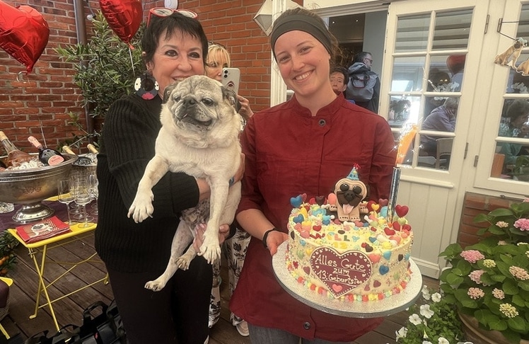 Uschi Ackermann mit Mops Willy und Konditormeisterin Michele samt der Geburtstagstorte