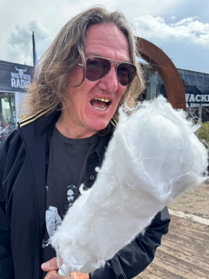 Wackengründer und Veranstalter Thomas Jensen mit dem überdimensionalen Wattestäbchen (Bild: DKMS)