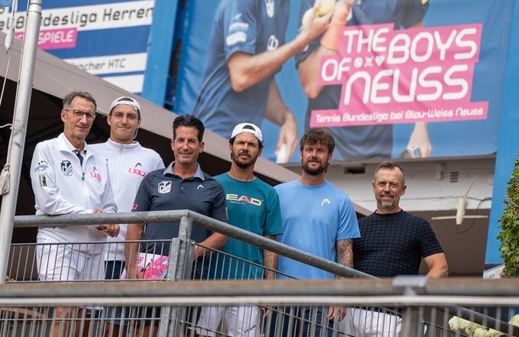 Mit einem der stärksten Kader der Liga präsentiert sich der TC Blau-Weiss Neuss zur Saison 2026 der 1. Tennis-Bundesliga. Im Rahmen einer Pressekonferenz stellte der zehnmalige Deutsche Meister seinen international besetzten Bundesliga-Kader vor. Im Bild (v. l.): Lutz Steinhöfel (2. Vorsitzender und dreifacher Deutscher Mannschaftsmeister), Bundesligaspieler Florian Kaiser, Unternehmer und Vereinsvorsitzender Abraam Savvidis, Teamchef Marius Zay, Teammanager Clinton Thomson sowie Schatzmeister Waldemar Herber. Foto: Yannik Krämer.