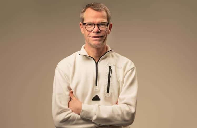 Harm Ohlmeyer verlässt den Adidas-Vorstand nach fast 30 Jahren. Birgit Kretschmer übernimmt das Finanzressort in einer Phase mit Rekordumsatz und angehobener Jahresprognose.