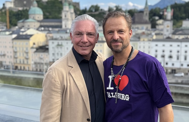 Paul Leitenmüller, CEO des Opinion Leaders Network, im Gespräch mit Schauspieler Philipp Hochmair, der bei den Salzburger Festspielen 2026 erneut den "Jedermann" verkörpert. 