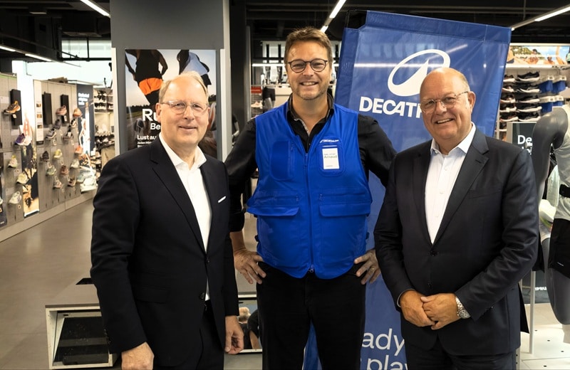 Arnaud Sauret mit Stefan Genth und Dr. Alexander von Preen vom Handelsverband Deutschland (HDE), dem Decathlon zu Jahresbeginn beigetreten ist (Bild: Decathlon)
