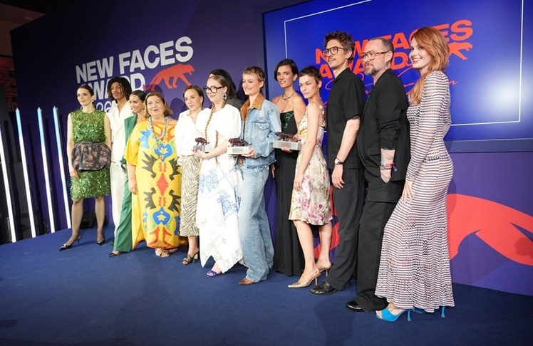 Die Gewinnerinnen samt Jury