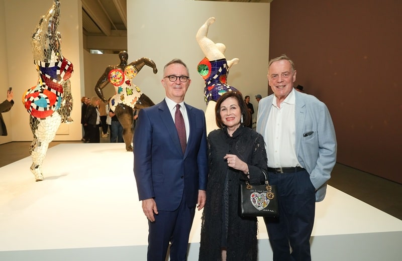 Italiens Botschafter Fabrizio Bucci mit den Kunstsammlern Ingrid und Thomas Jochheim vor "Les Trois Grâces" (Bild: Brauer Photos / J. Harrell)