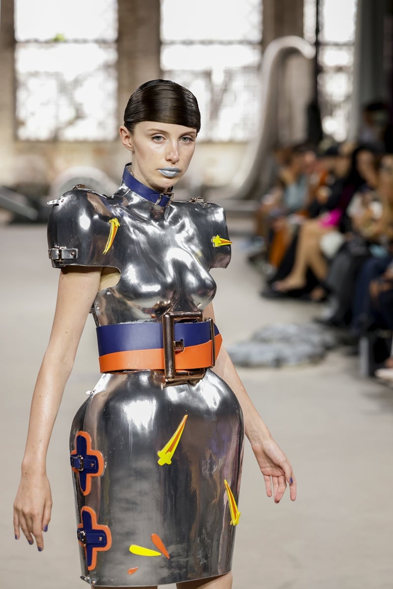 Das von Marina Hoermanseder designte Kleid zur Capri-Sun +Electrolytes auf der Berlin Fashion Week 2026 (Bild: Isa Foltin)