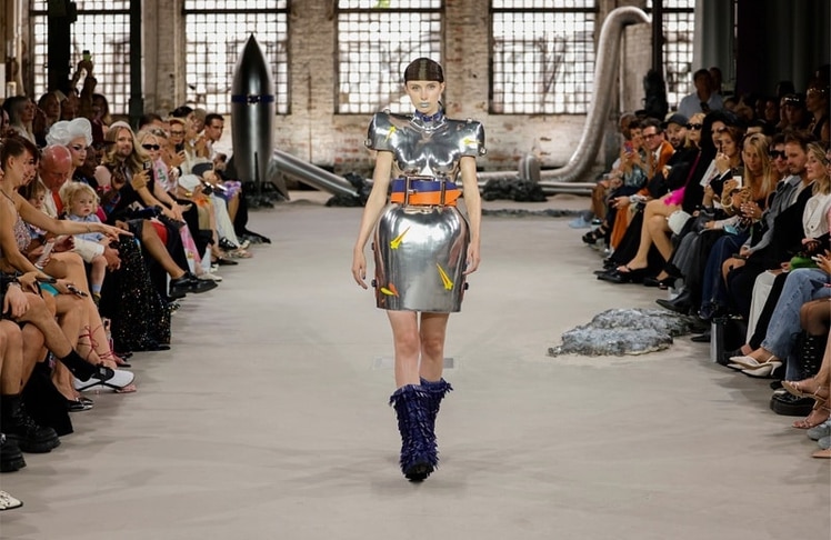 Das von Marina Hoermanseder designte Kleid zur Capri-Sun +Electrolytes auf der Berlin Fashion Week 2026