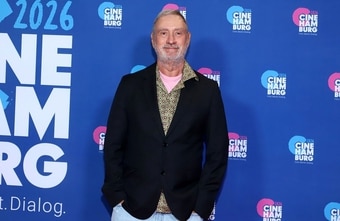 Roland Emmerich nimmt Gläserne Leinwand entgegen