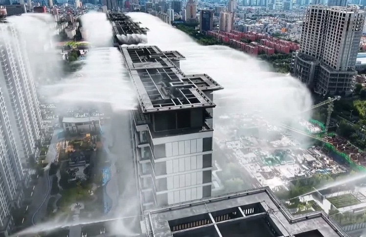 Die Technologie ist nicht neu, die Dimension sehr wohl: In Yuncheng werden über groß angelegte Rooftop Misting-Systeme ganze Stadtquartiere heruntergekühlt.