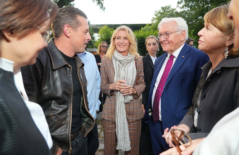 Klaas Heufer-Umlauf, Maria Furtwängler, Frank-Walter Steinmeier und Elke Büdenbender im Gespräch (Bild: Brauer Photos / J. Harrell)