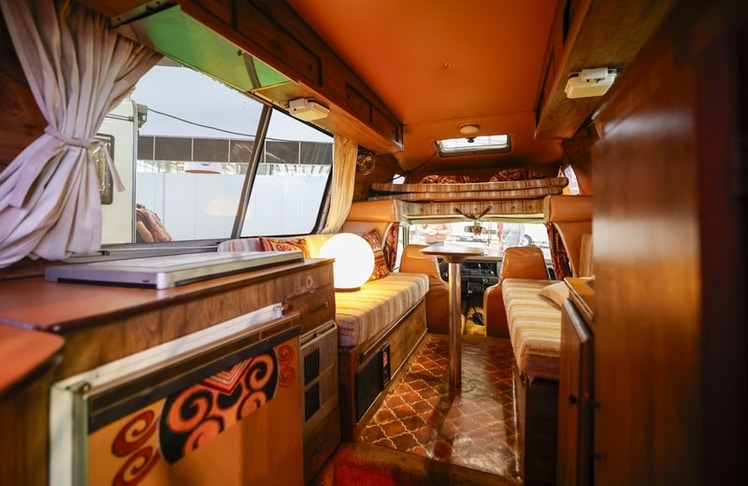 Zu sehen sind dabei zwischen klassisch-bodenständigen Campingmobilen...
