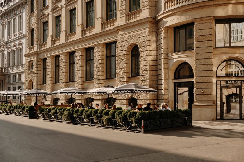 Der Schanigarten des Rosewood Munich wird zum Oktoberfest 2026 Teil des saisonalen Hotelangebots: Am 20. September können Gäste von hier aus den traditionellen Trachten- und Schützenzug verfolgen. © Amelie Niederbuchner