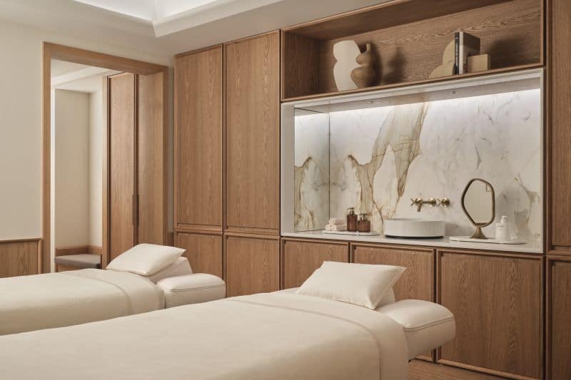 Im Asaya Spa des Rosewood Munich ergänzt ein speziell für die Oktoberfest-Zeit entwickeltes Wellness-Konzept mit Infusionen und Gesichtsbehandlungen das saisonale Angebot des Luxushotels. © Davide Lovatti