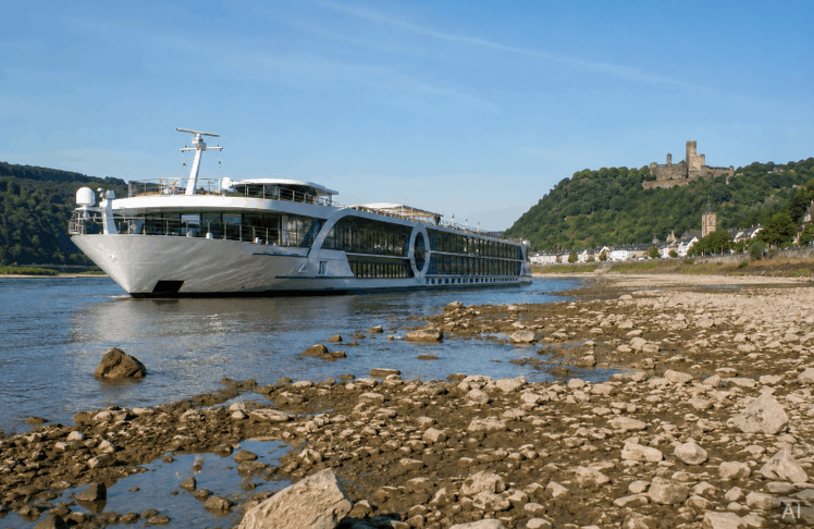 Das anhaltende Niedrigwasser auf Rhein und Donau zwingt Flusskreuzfahrtanbieter zu Umroutungen, Hafenwechseln und Reiseabsagen.