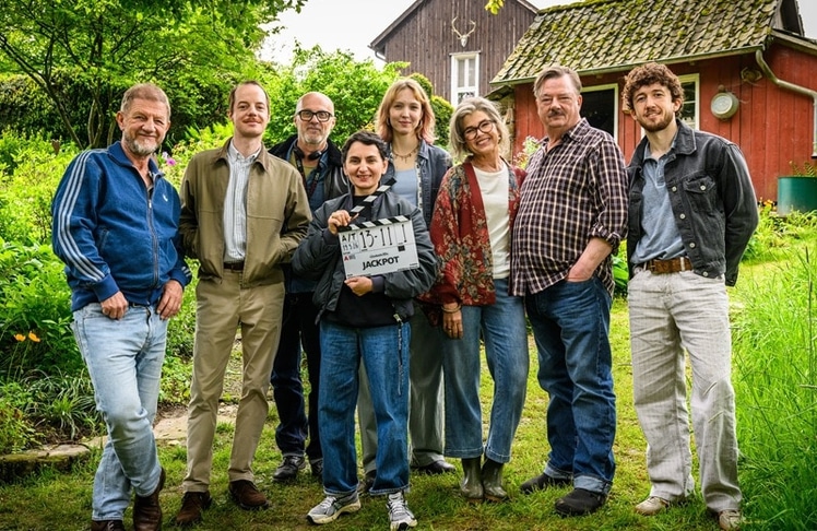Sönke Wortmann (links) mit dem Cast des frisch abgedrehten "Jackpot – Bei Geld hört die Familie auf", der irgendwann im nächsten Jahr ins Kino kommen soll