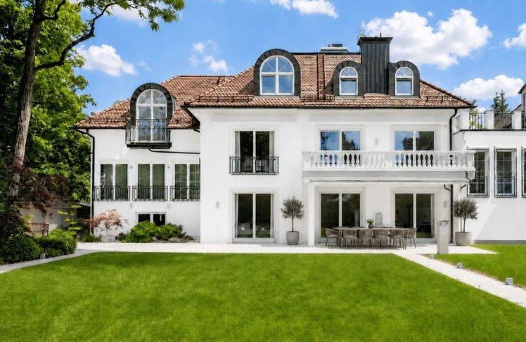 Die Villa im Münchner Herzogpark belegt Platz 7 im Immowelt-Ranking der teuersten Mietobjekte Deutschlands. Für das Anwesen werden 12.000 Euro Kaltmiete pro Monat verlangt.